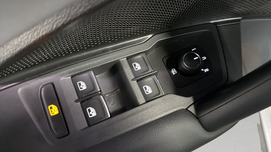 Certified 2025 Volkswagen Tiguan SE AWD/4WD image 15