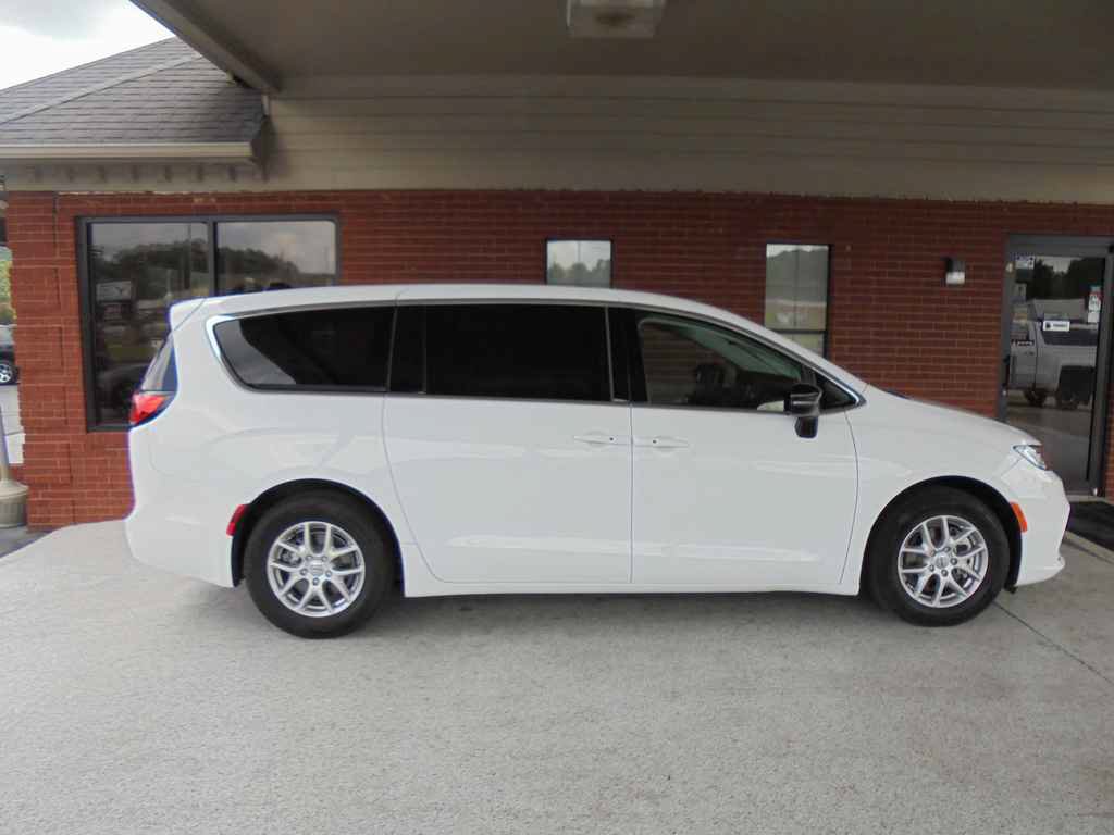 Used 2024 Chrysler Pacifica Touring-L FWD image 2