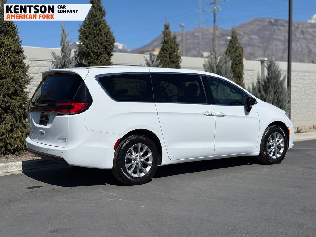 Used 2026 Chrysler Pacifica Limited image 10