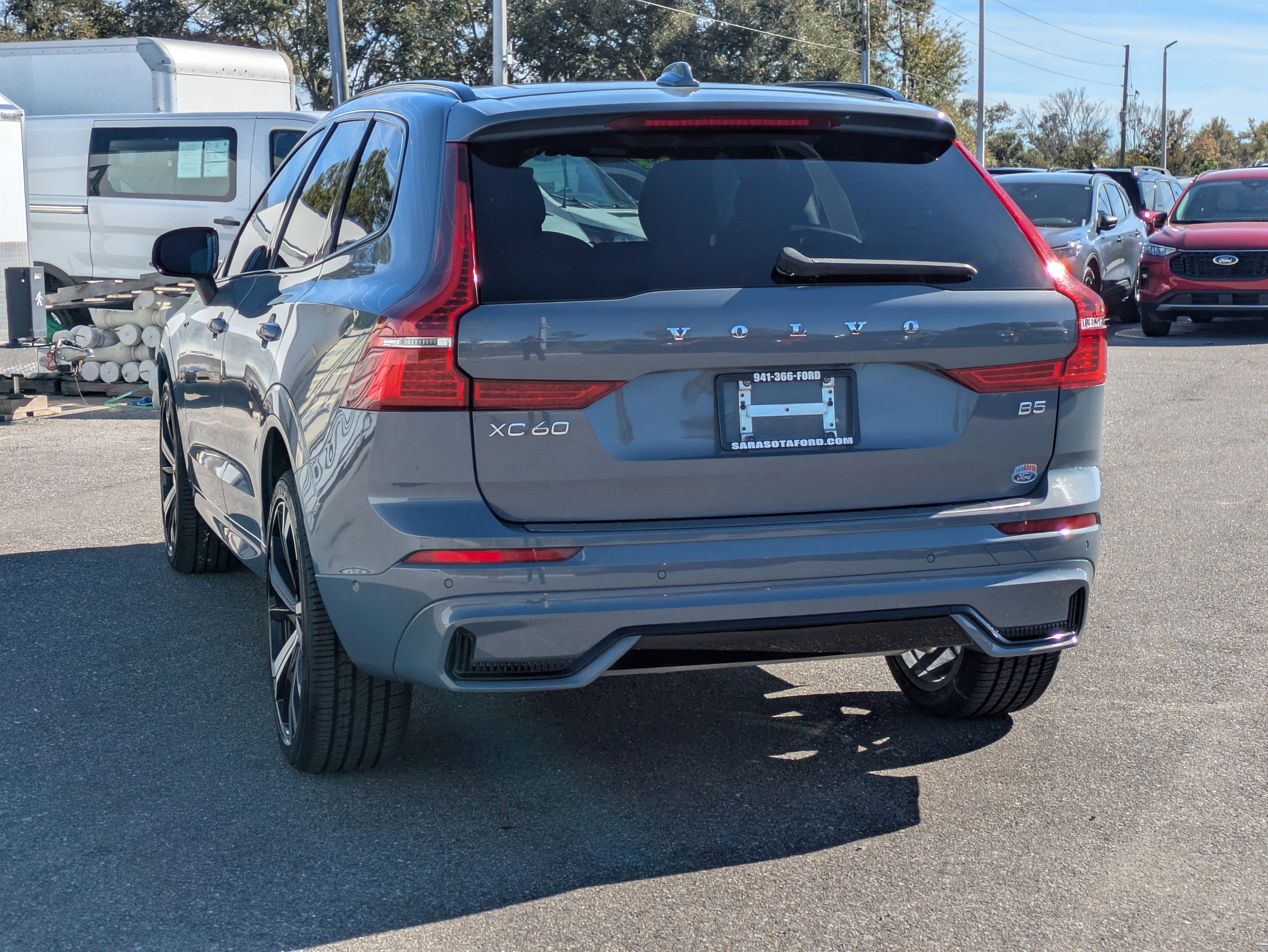 Used 2022 Volvo XC60 B5 R-Design w/ Advanced Package image 6