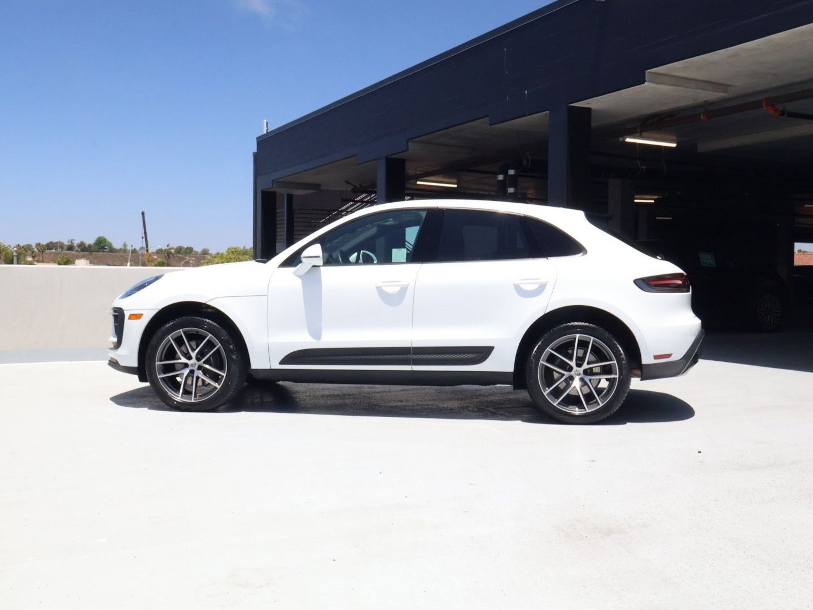Certified 2025 Porsche Macan AWD/4WD image 2