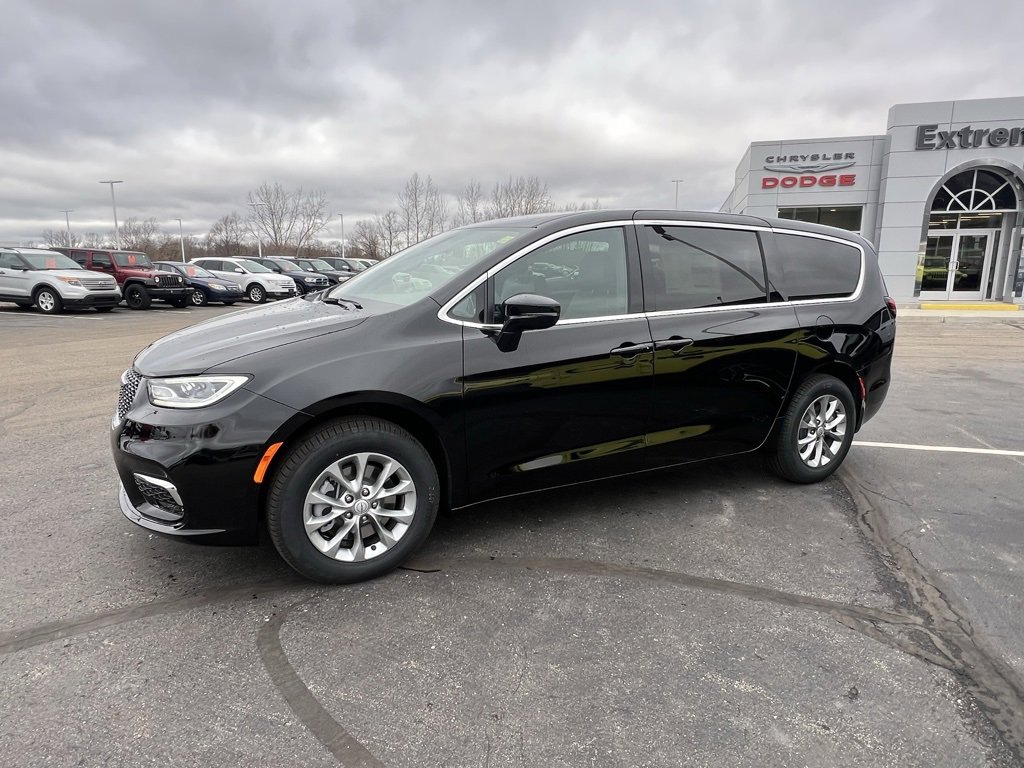 New 2026 Chrysler Pacifica Select image 21