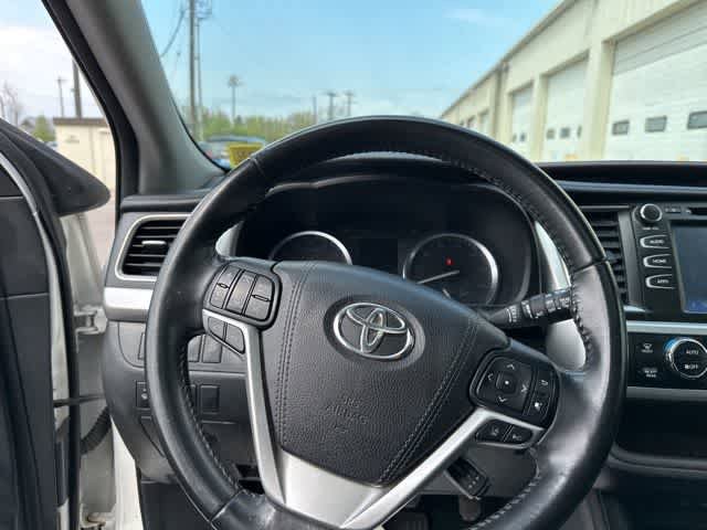 Used 2017 Toyota Highlander XLE image 11
