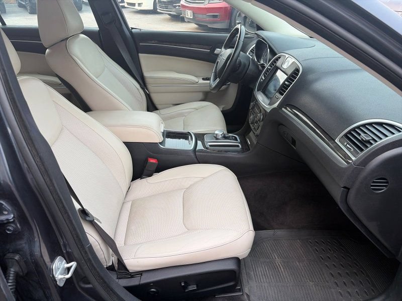 Used 2017 Chrysler 300 C w/ Safetytec Plus Group AWD/4WD image 17