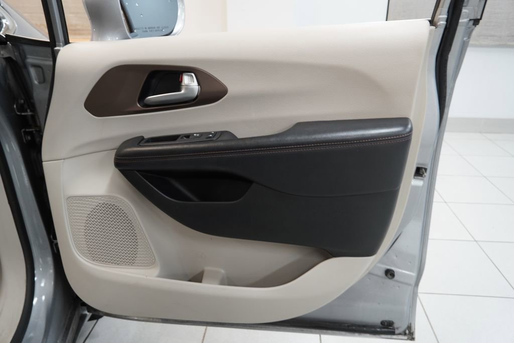 Used 2018 Chrysler Pacifica Touring-L FWD image 29