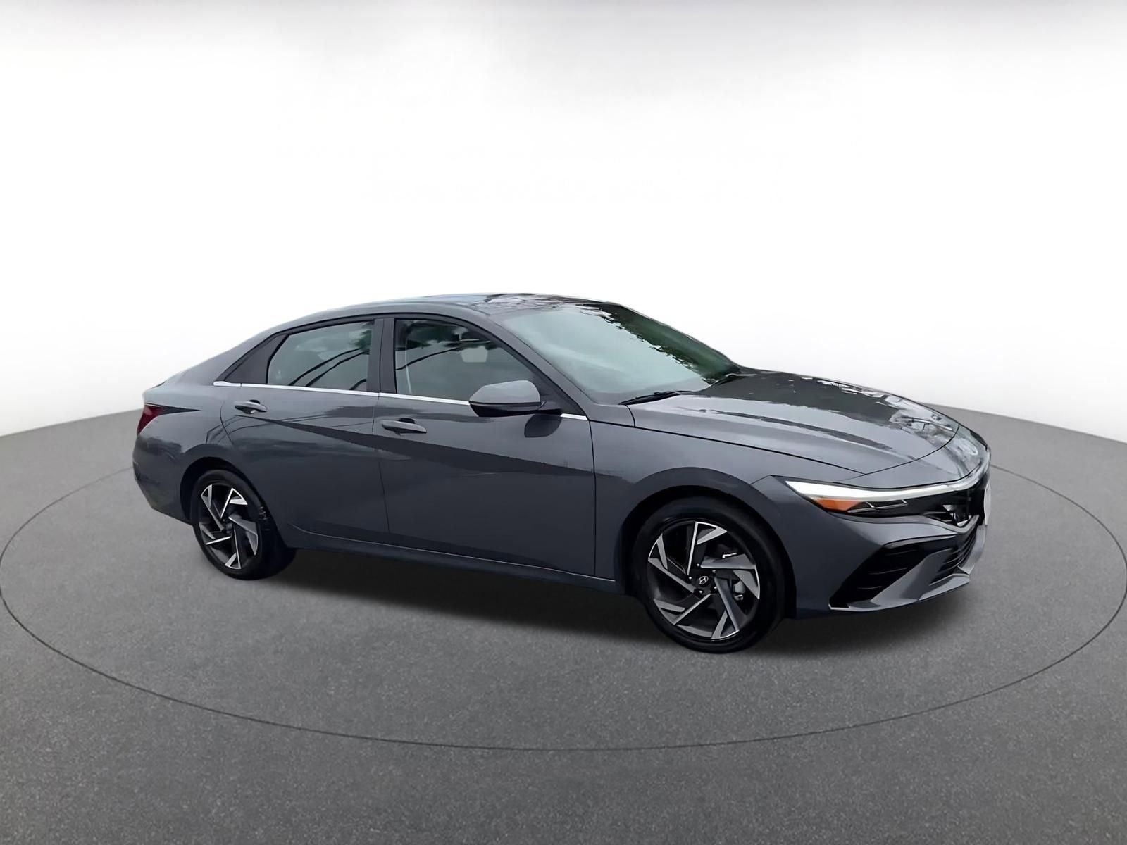 Used 2025 Hyundai Elantra Limited FWD image 2