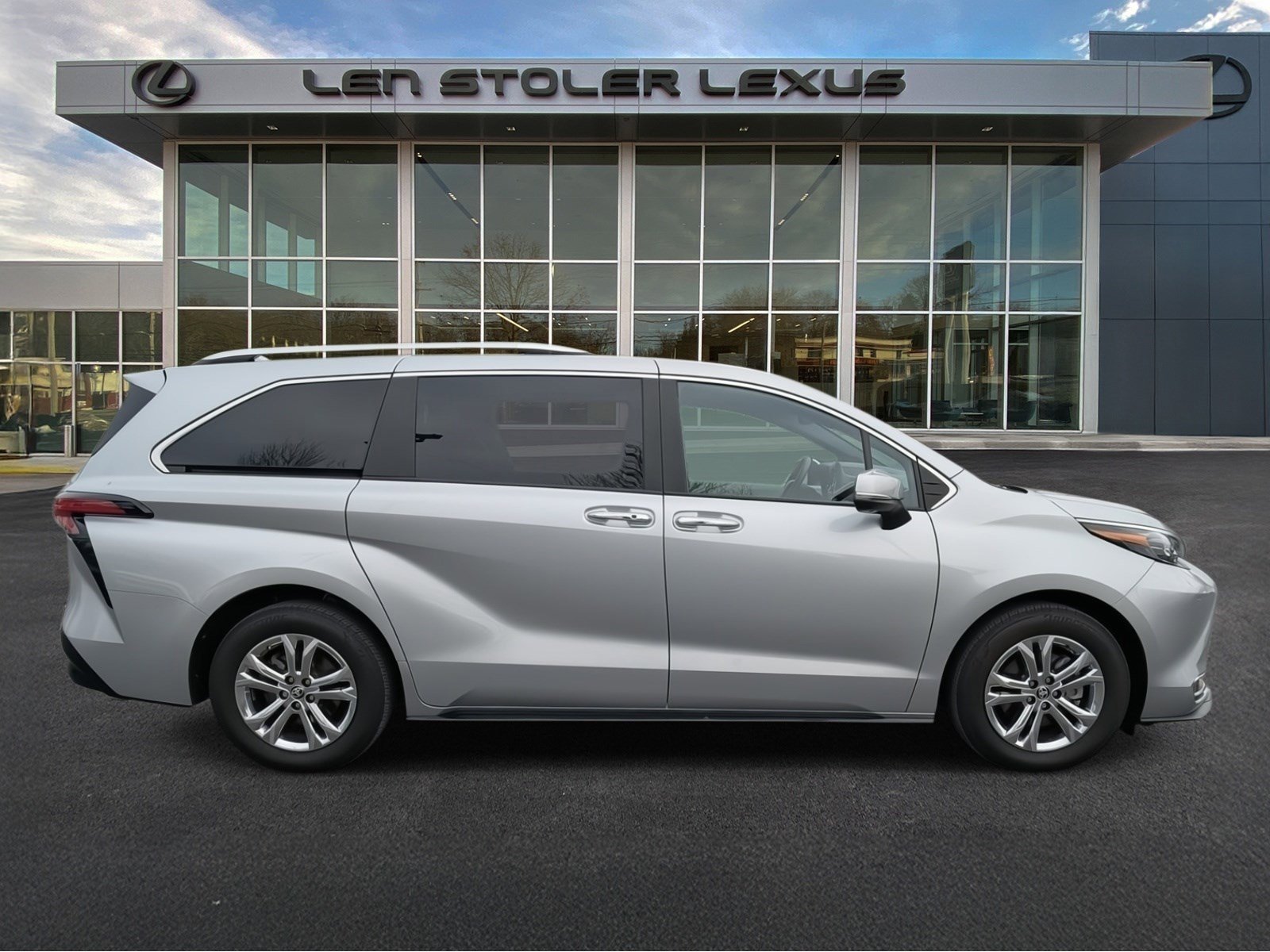 Used 2024 Toyota Sienna Platinum video 2