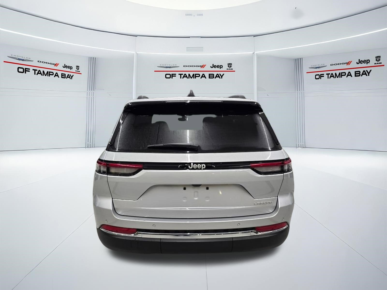 New 2025 Jeep Grand Cherokee Laredo w/ Luxury Tech Group I RWD image 5
