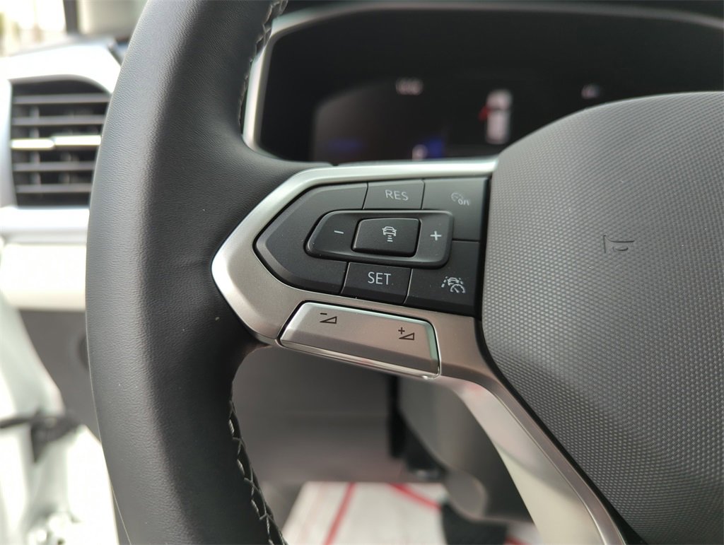 Used 2025 Volkswagen Taos SE image 41