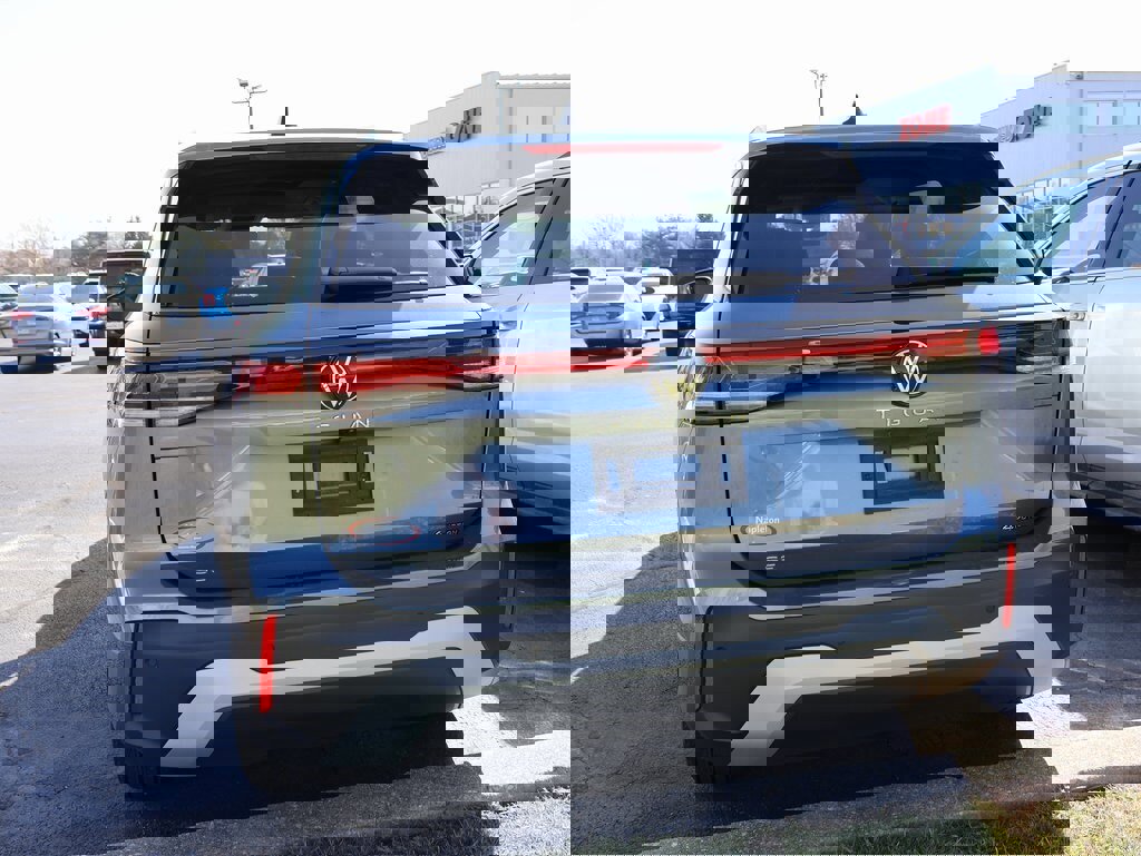 Used 2025 Volkswagen Tiguan SE image 17