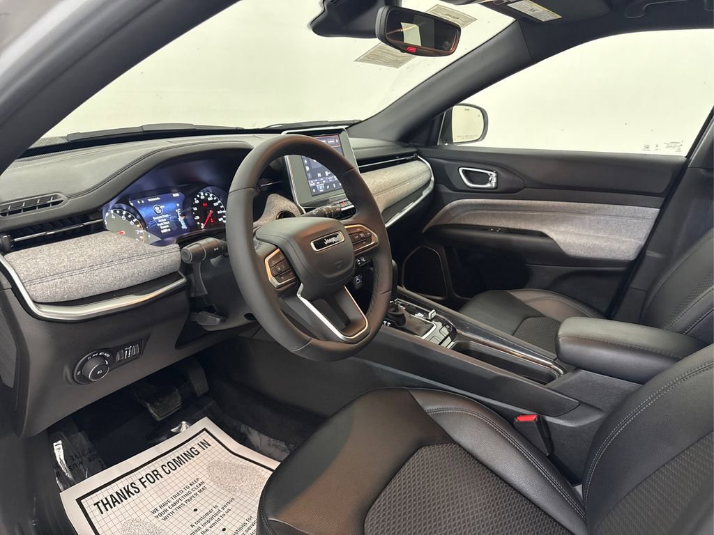 Used 2025 Jeep Compass Latitude image 17
