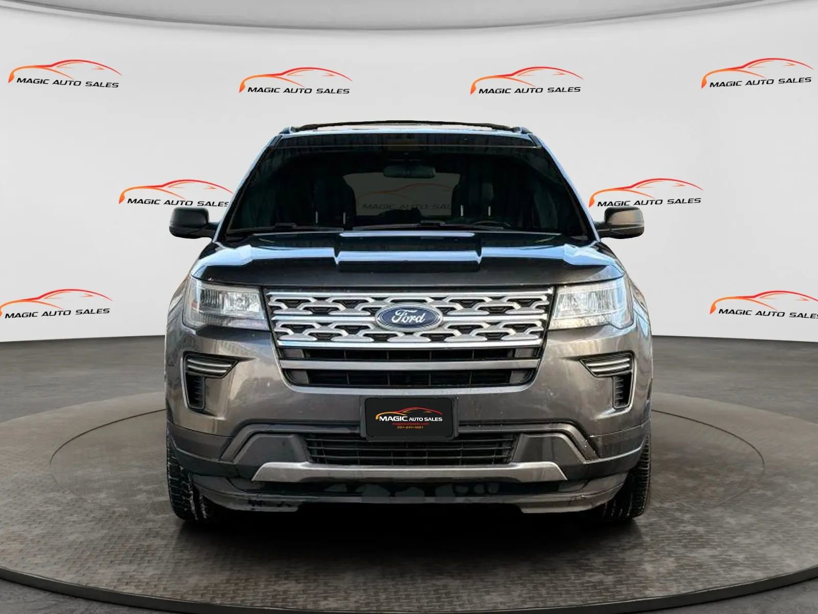 Used 2019 Ford Explorer XLT image 3