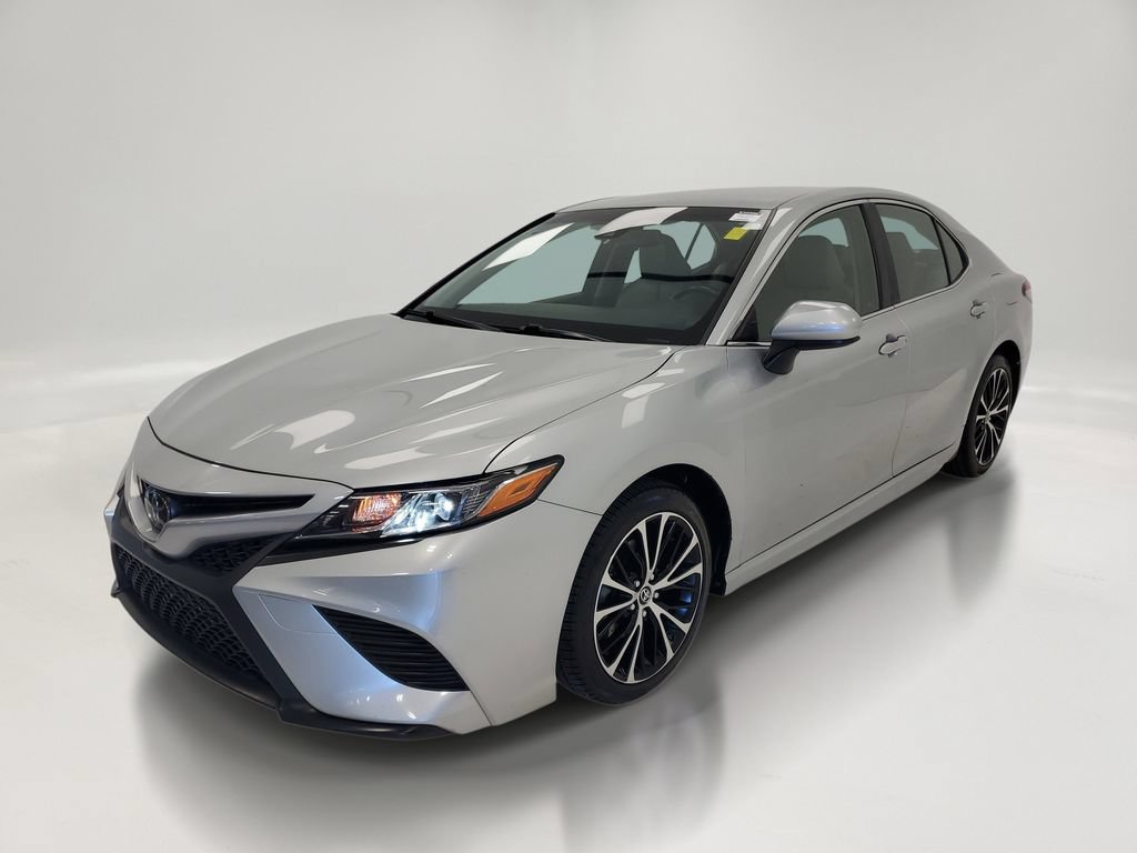Used 2018 Toyota Camry SE FWD image 2