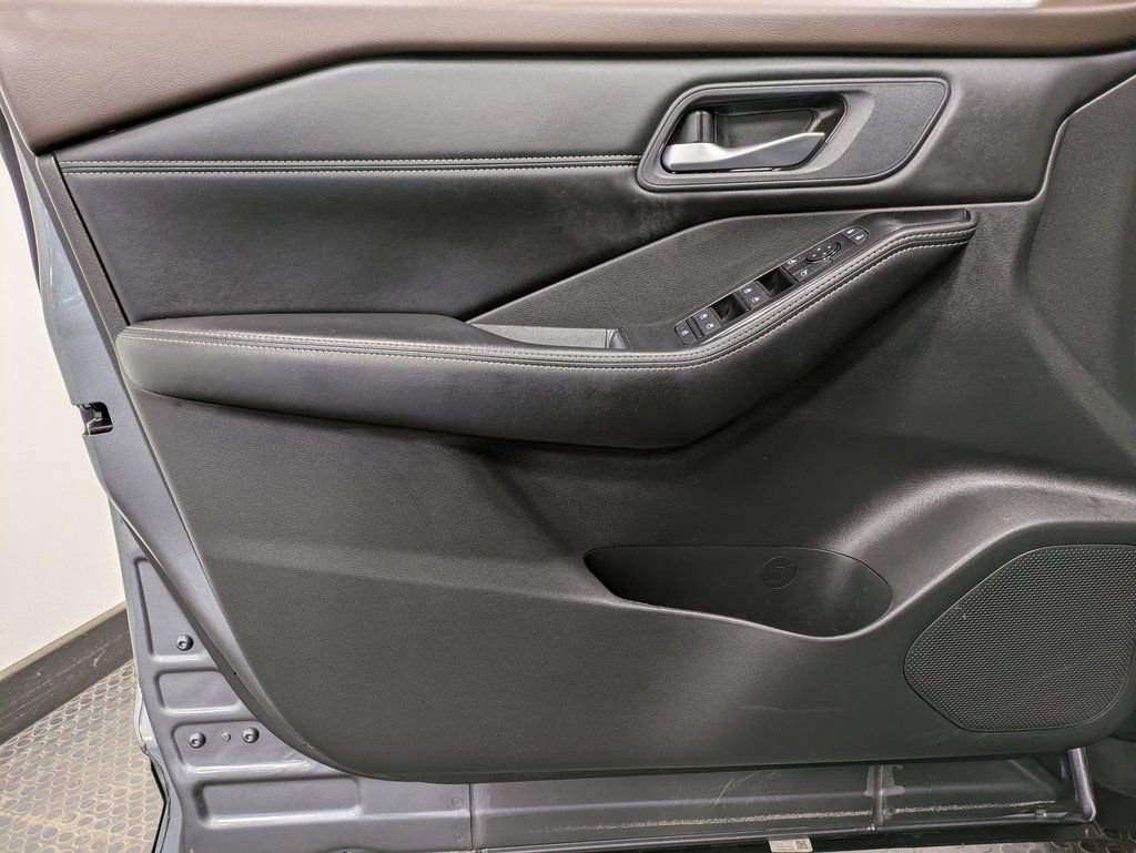 Used 2023 Nissan Rogue SV w/ SV Premium B Package image 8