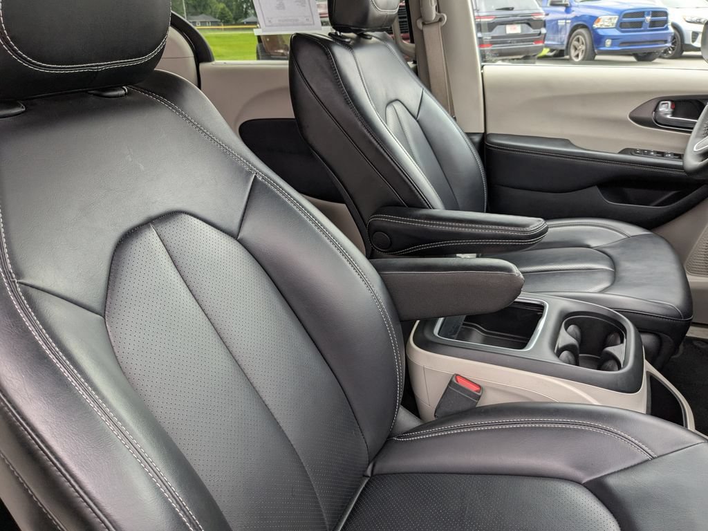 Used 2023 Chrysler Pacifica Touring-L FWD image 17