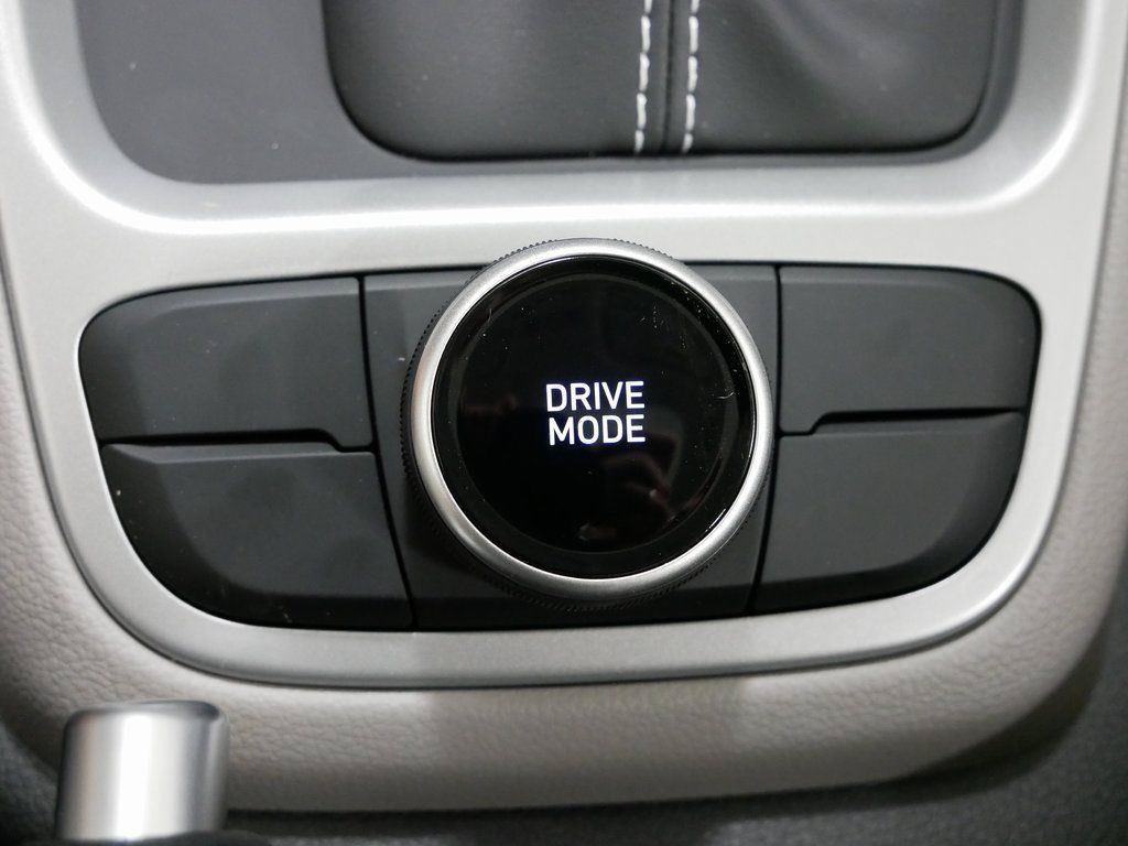 Used 2025 Hyundai Venue SEL FWD image 18
