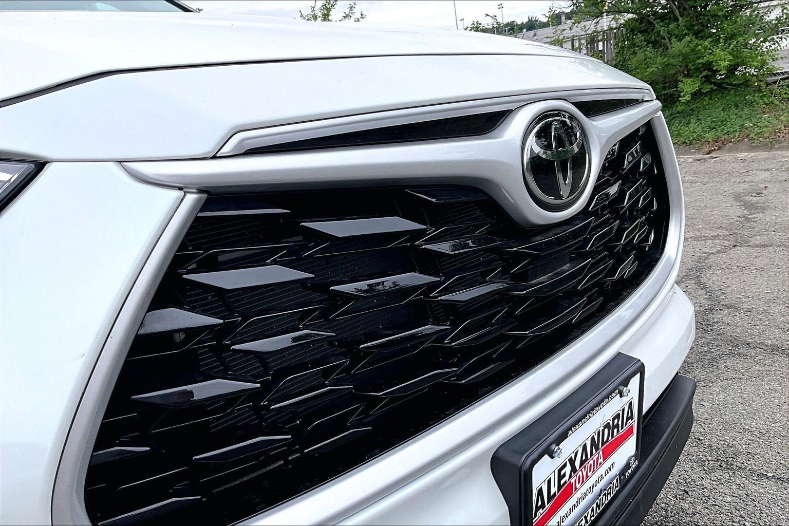 Used 2023 Toyota Highlander LE AWD/4WD image 29