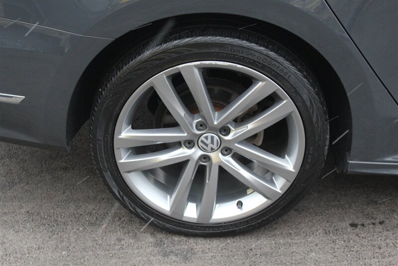 Used 2018 Volkswagen Passat 2.0T R-Line w/ R-Line Lighting Package FWD image 22