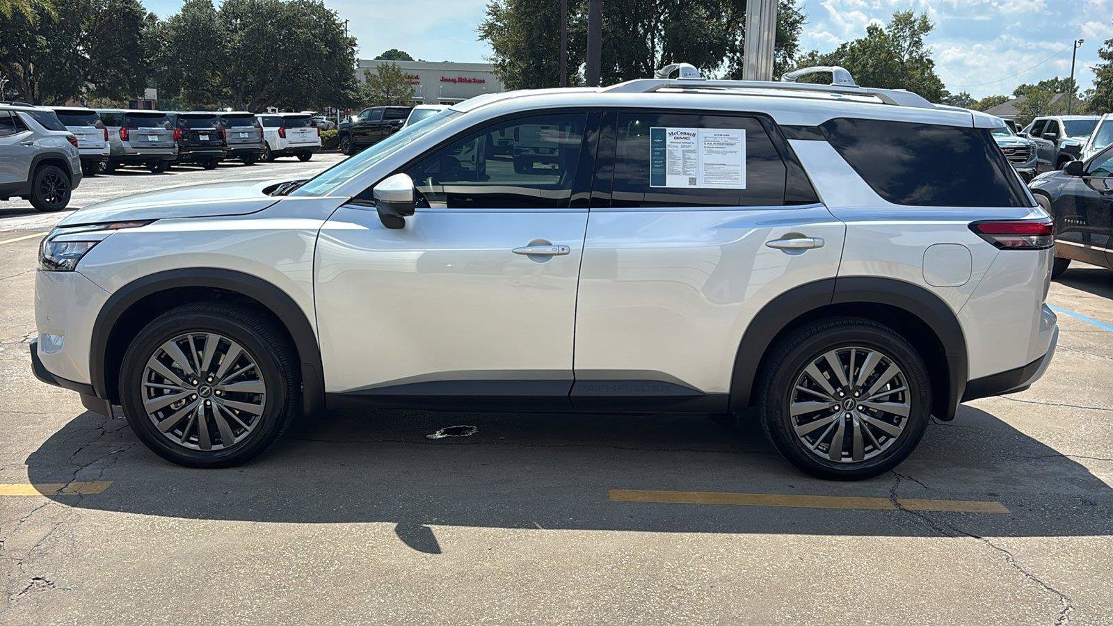 Used 2025 Nissan Pathfinder SL w/ SL Premium Package FWD image 4