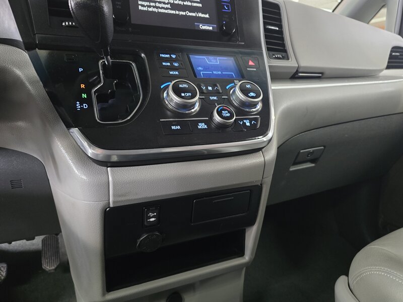 Used 2015 Toyota Sienna LE FWD image 24