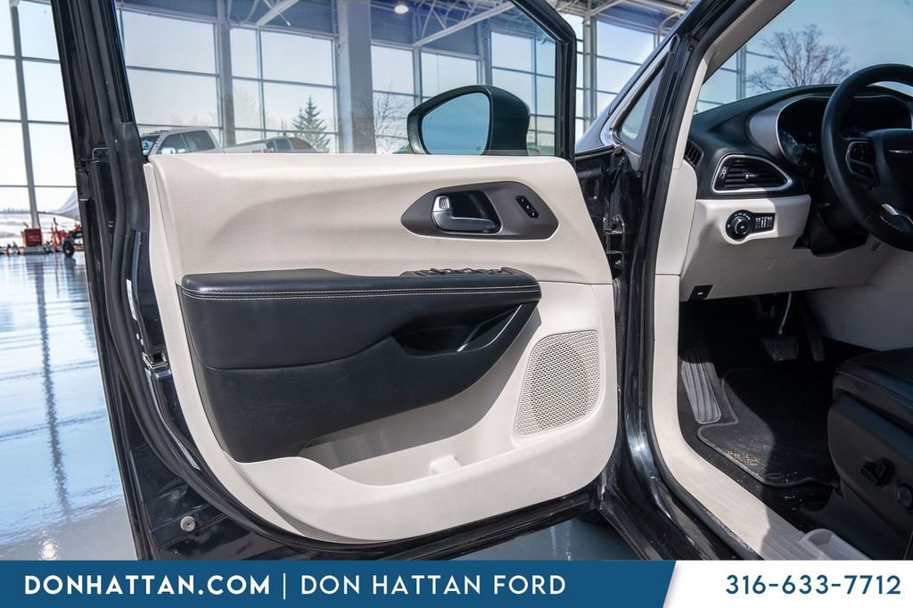 Used 2023 Chrysler Pacifica Touring-L image 13