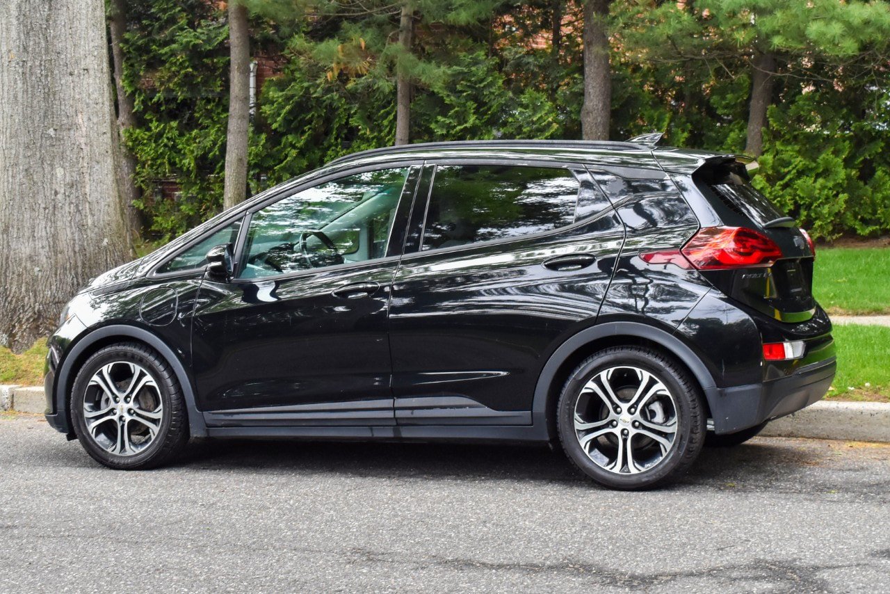 Used 2020 Chevrolet Bolt Premier w/ Infotainment Package FWD image 6