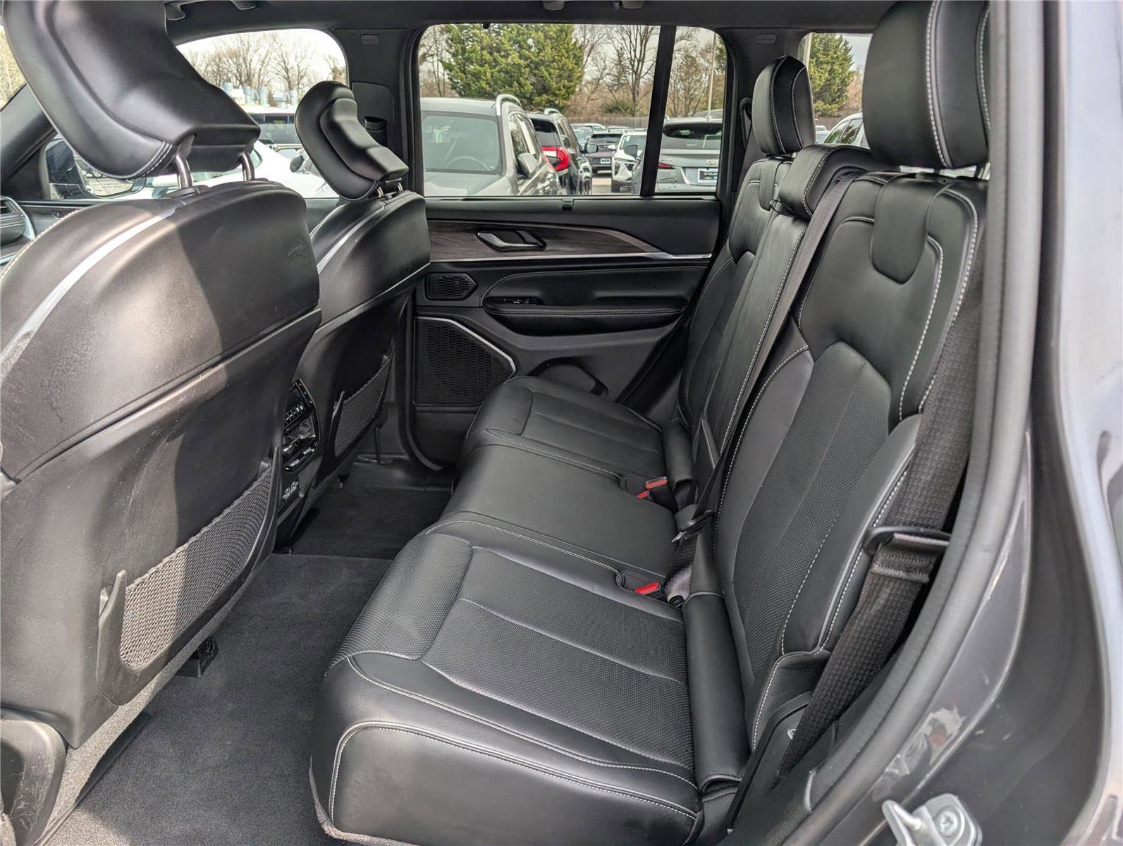 Used 2022 Jeep Grand Cherokee Overland w/ Luxury Tech Group IV image 16