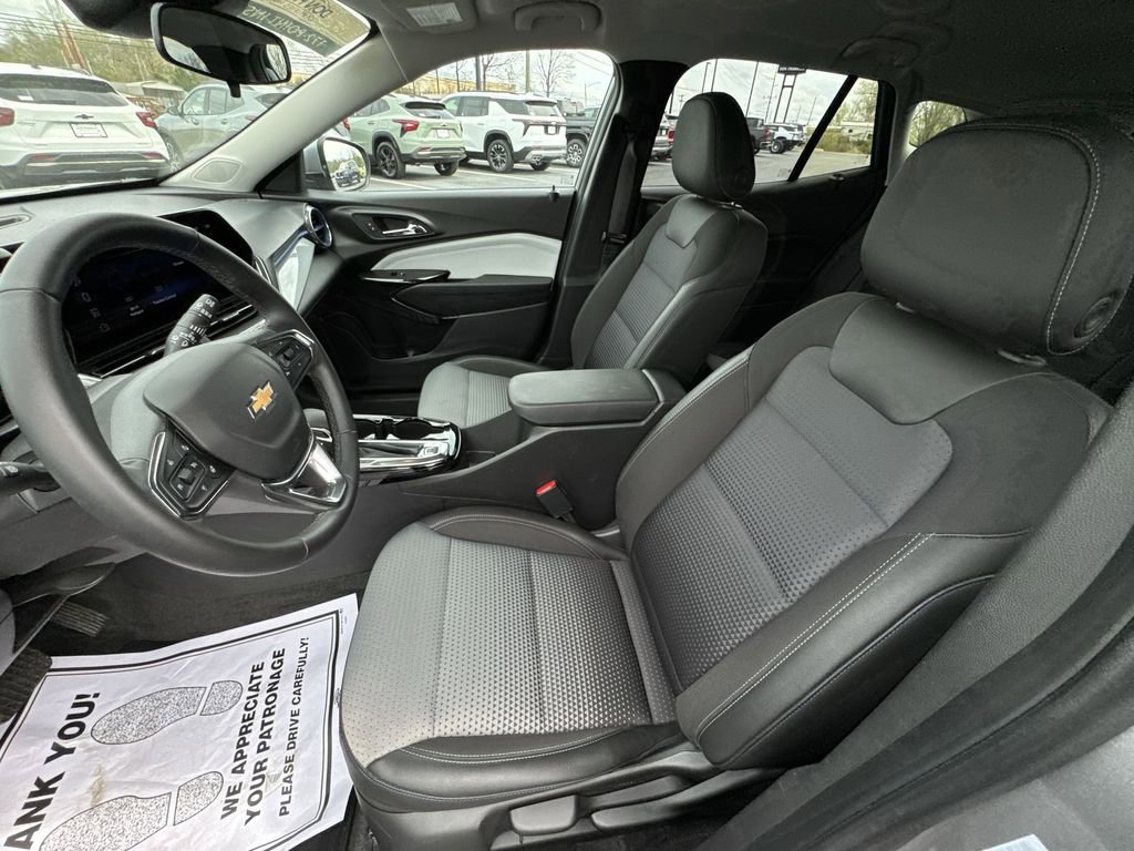 Used 2025 Chevrolet Trax LT w/ LT Convenience Package image 11