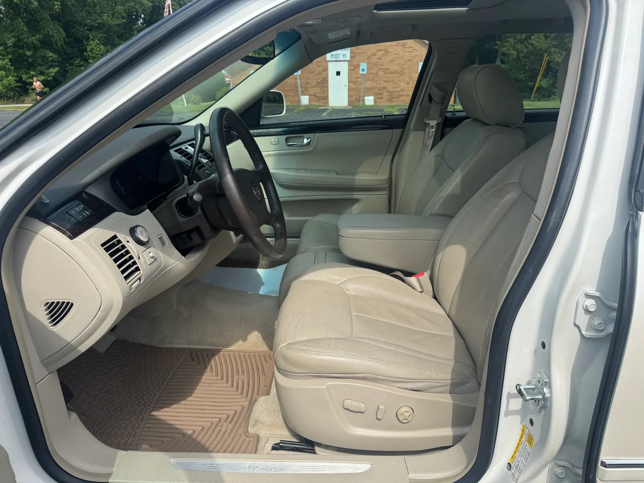 Used 2011 Cadillac DTS Luxury FWD image 13