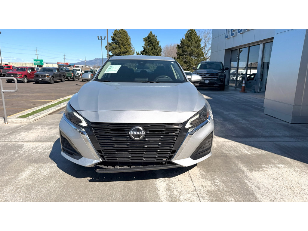 Used 2023 Nissan Altima 2.5 SV FWD image 2