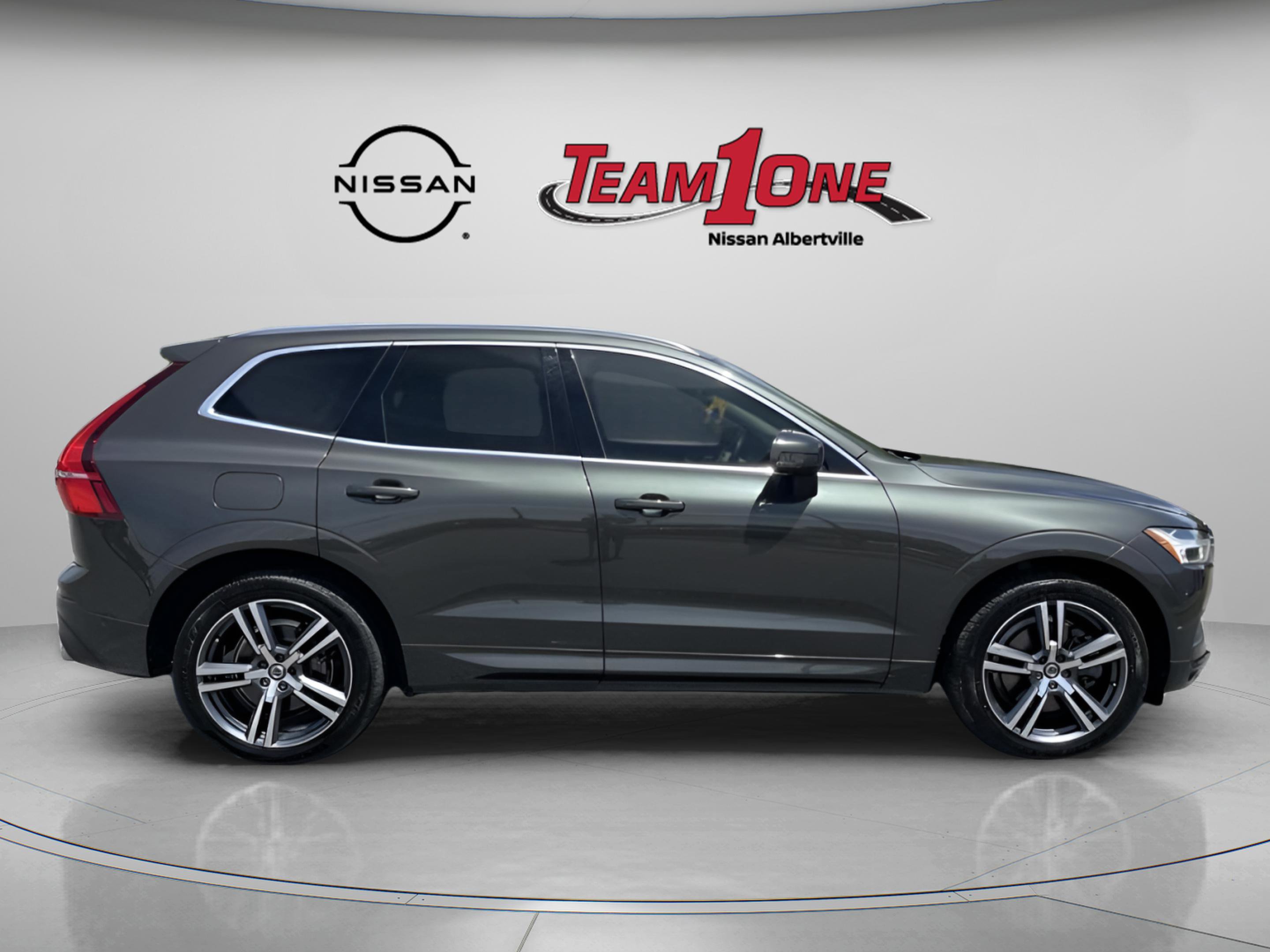 Used 2018 Volvo XC60 T6 Momentum w/ Vision Package AWD/4WD image 8