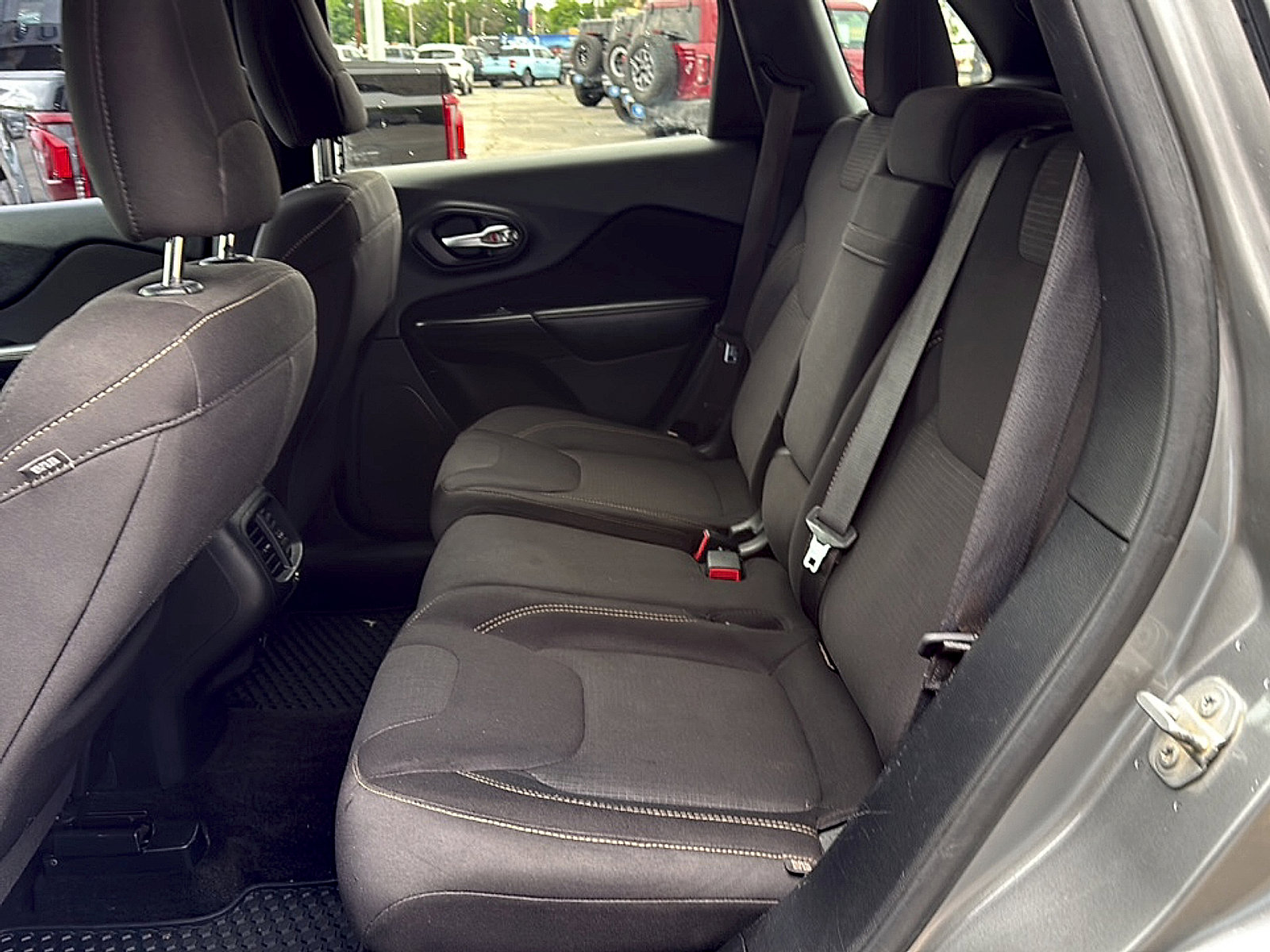 Used 2015 Jeep Cherokee Latitude w/ Comfort/Convenience Group AWD/4WD image 10