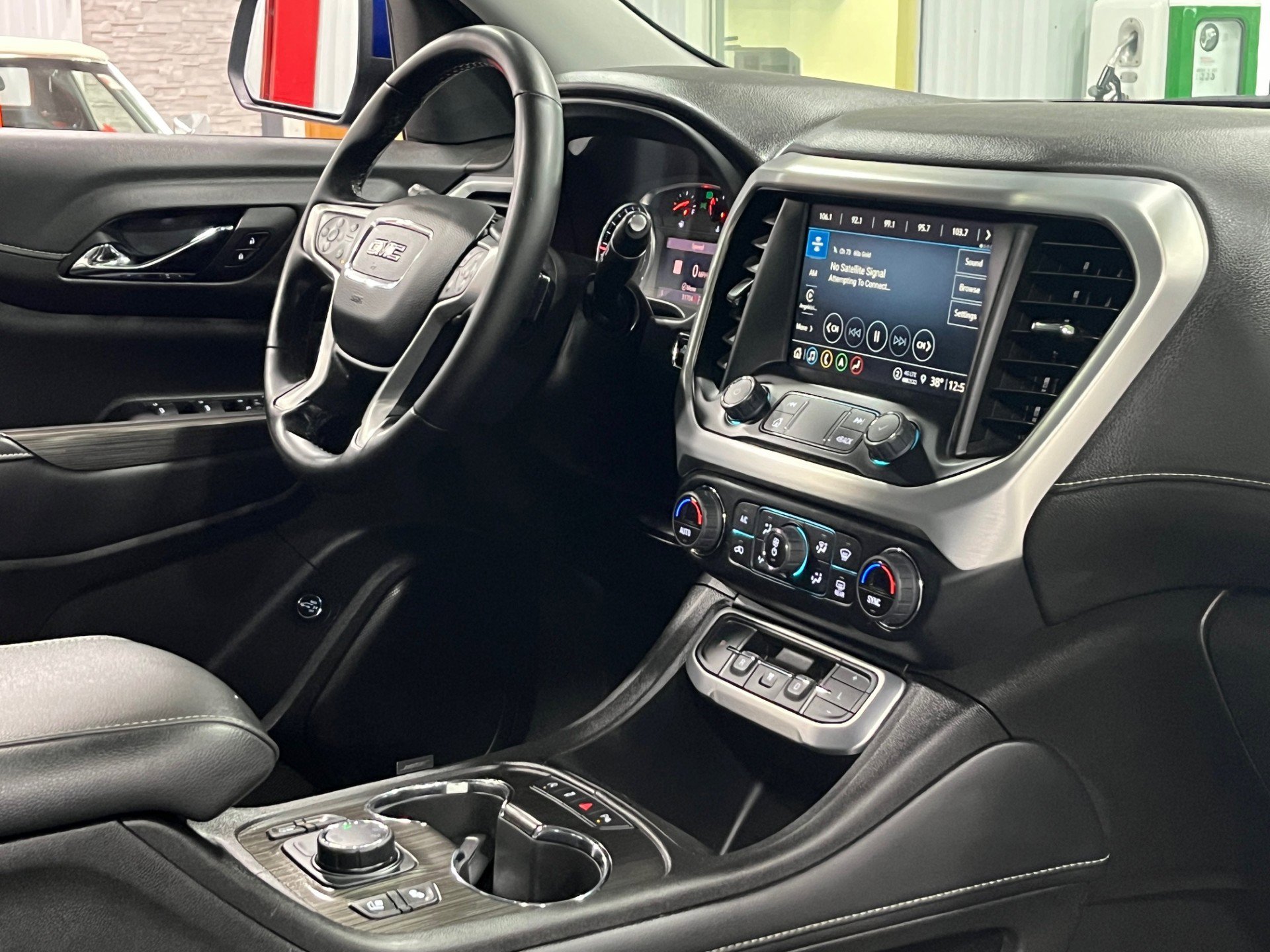 Certified 2023 GMC Acadia SLT w/ Preferred Package image 10