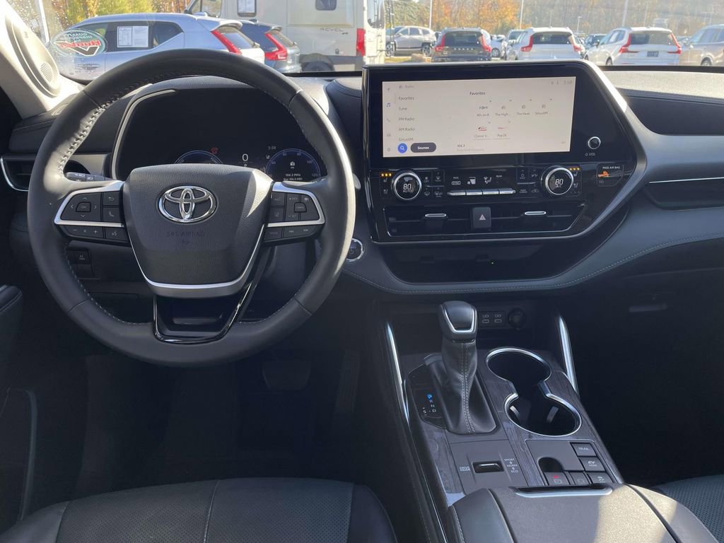 Used 2023 Toyota Highlander Limited image 6