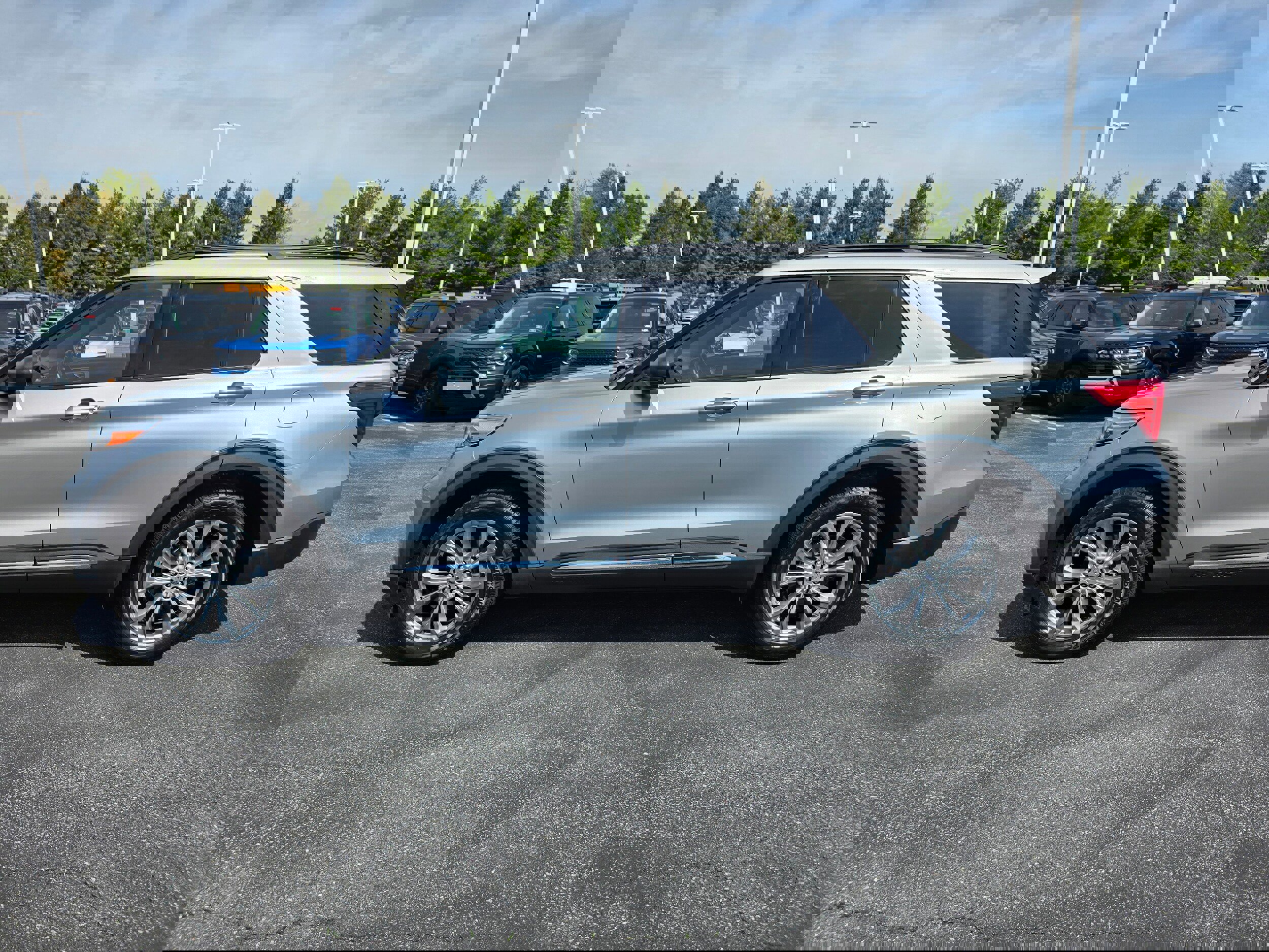 Used 2020 Ford Explorer XLT w/ Equipment Group 202A image 2