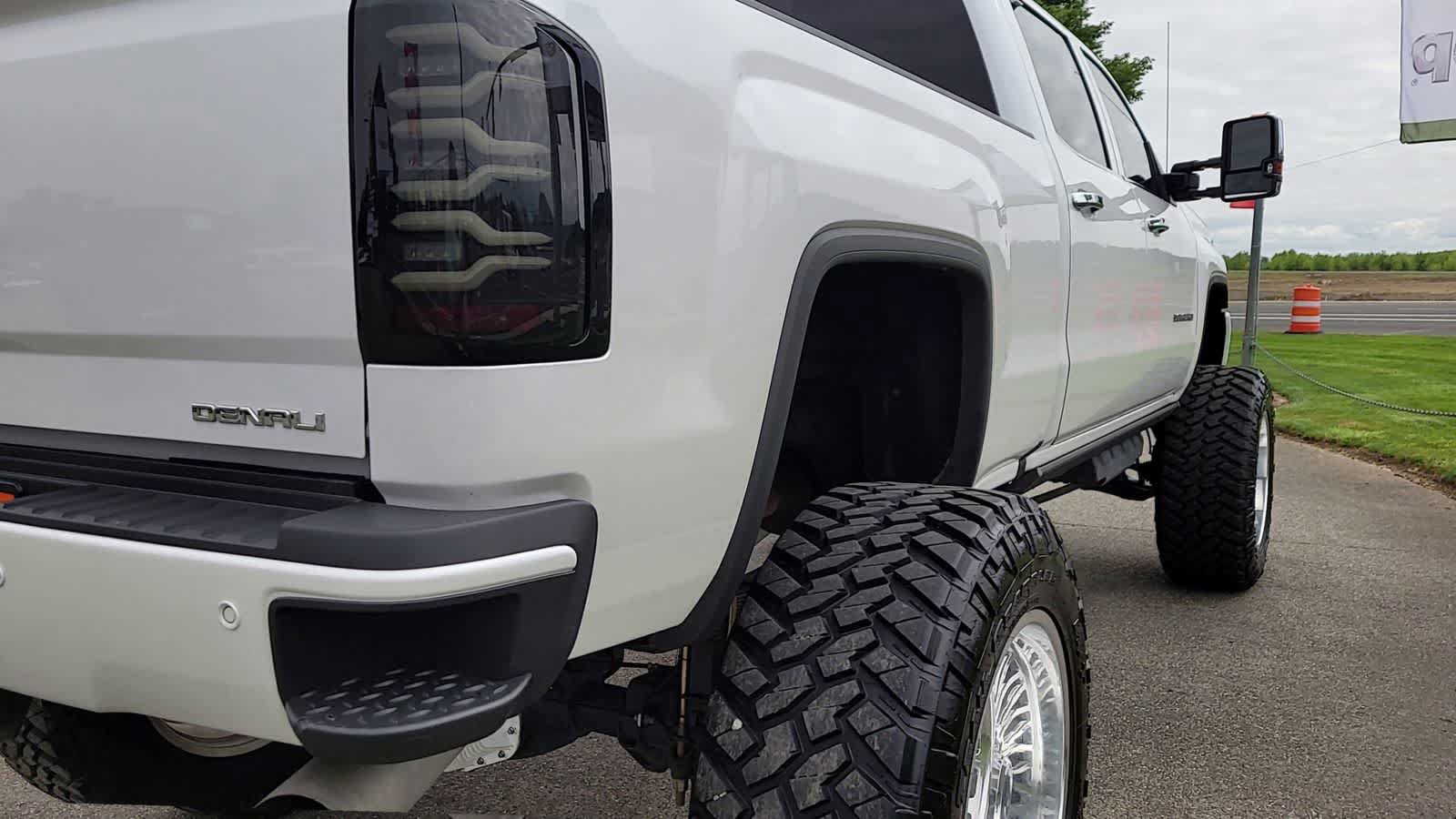 Used 2019 GMC Sierra 2500 Denali w/ Duramax Plus Package AWD/4WD image 8