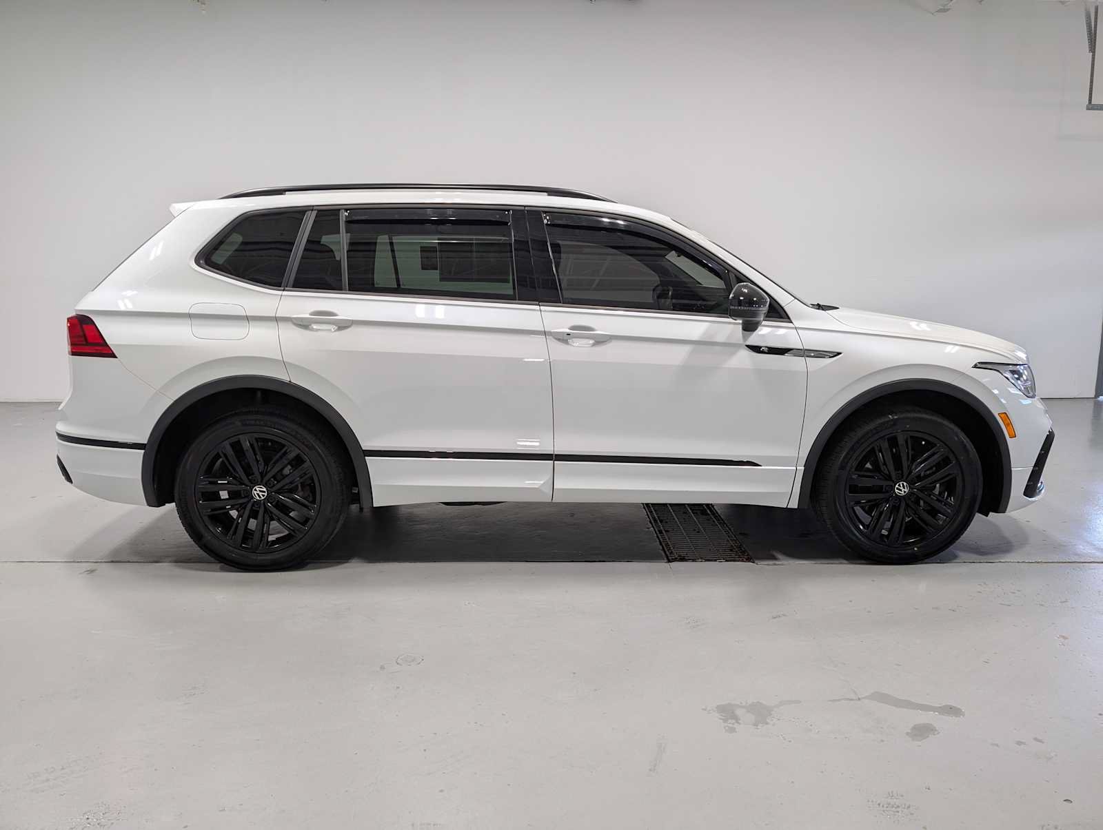 Used 2022 Volkswagen Tiguan SE R-Line AWD/4WD image 7