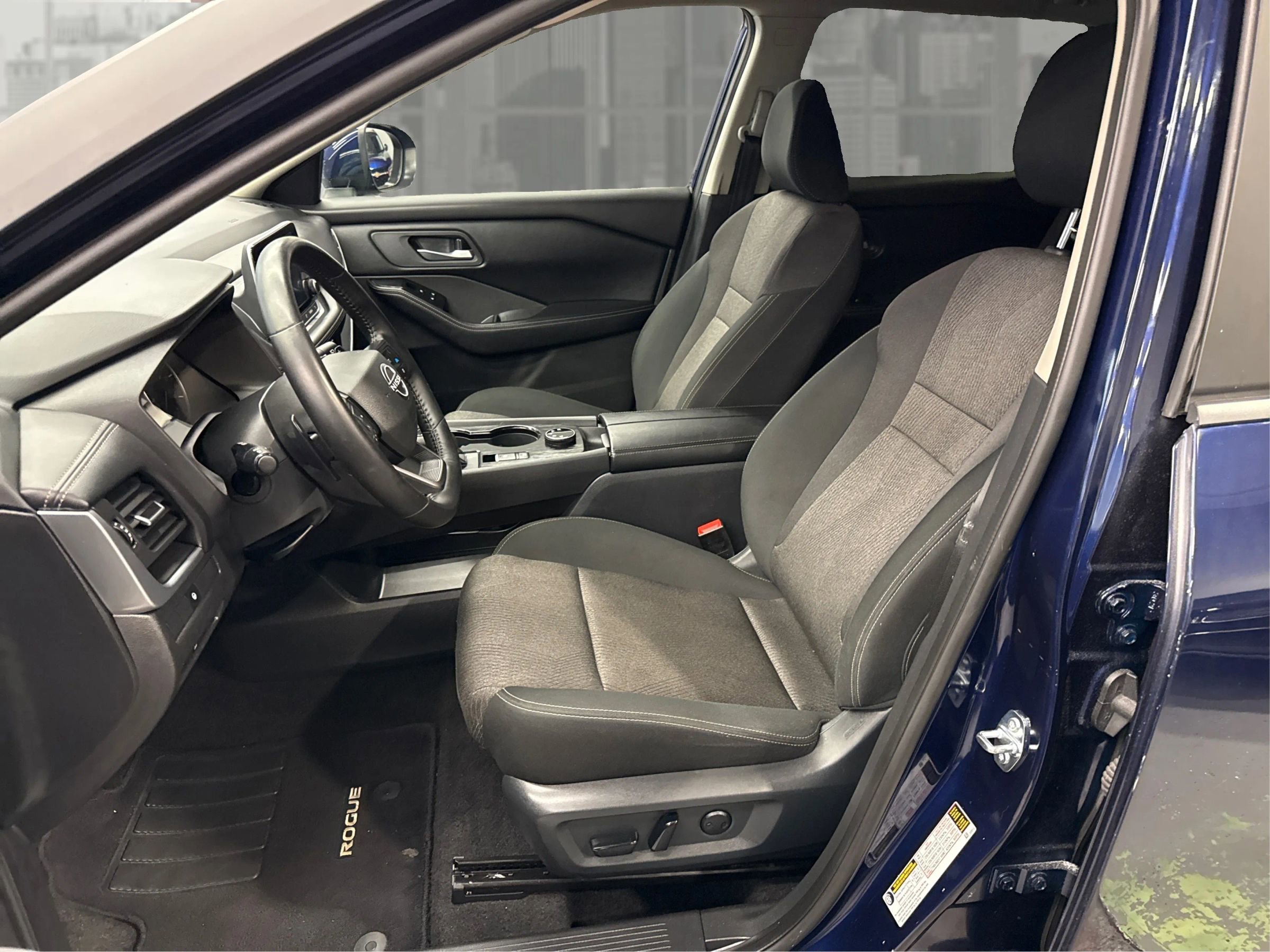 Used 2025 Nissan Rogue SV image 9