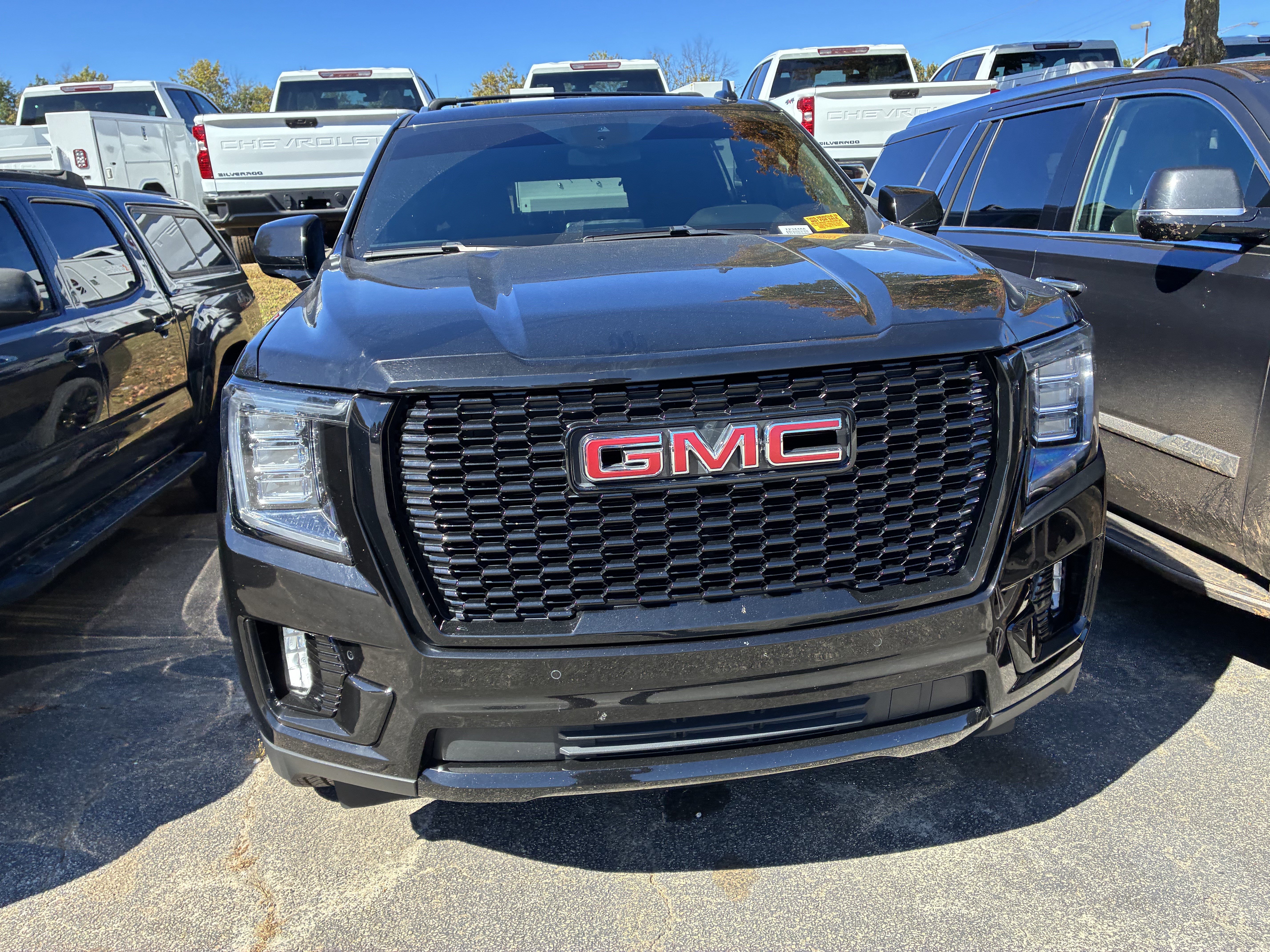 Used 2023 GMC Yukon XL SLE RWD image 2