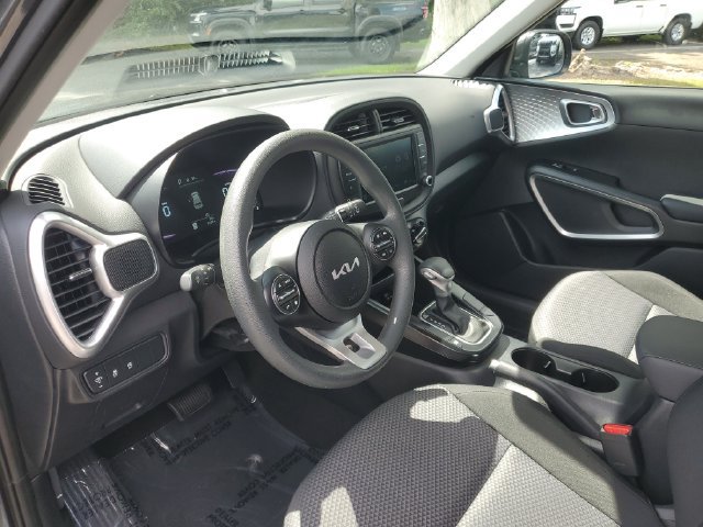 Used 2025 Kia Soul LX w/ LX Technology Package FWD image 13