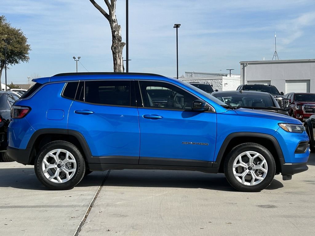 Used 2025 Jeep Compass Latitude AWD/4WD image 3