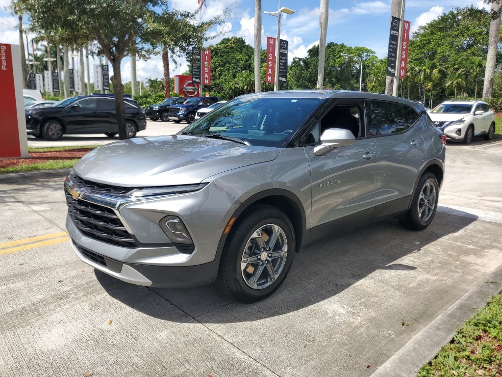 Used 2025 Chevrolet Blazer LT FWD image 3