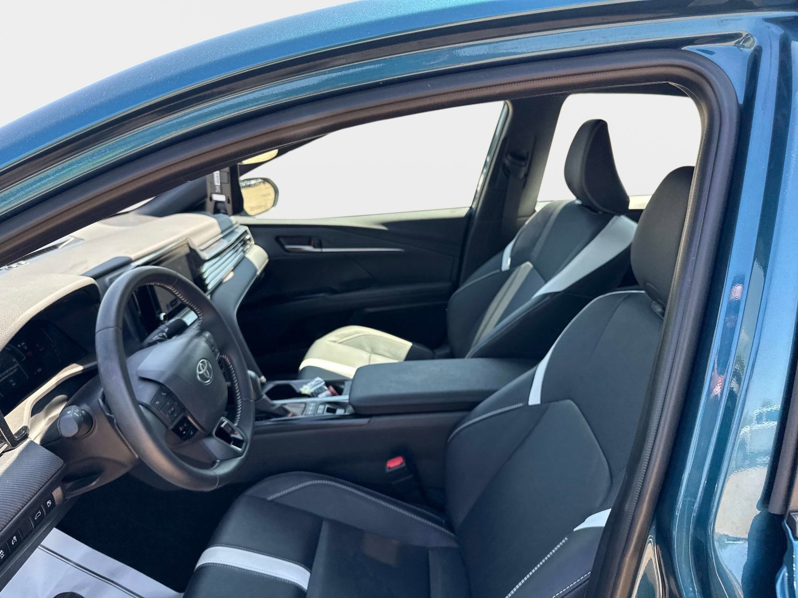 Used 2025 Toyota Camry SE FWD image 19