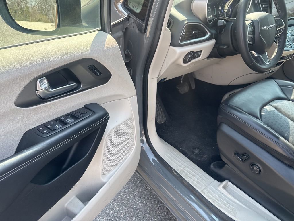 Used 2023 Chrysler Pacifica Touring-L image 12