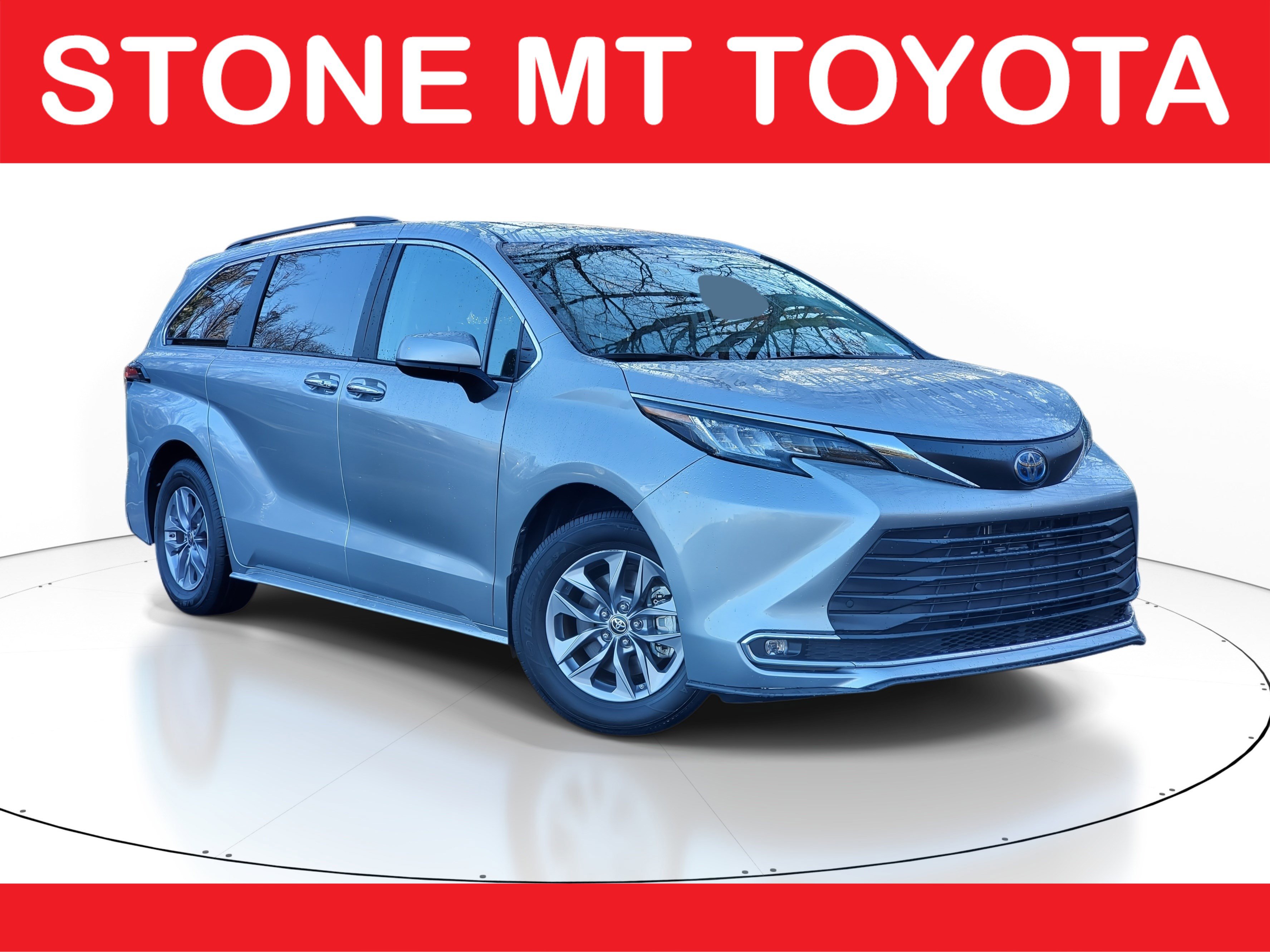 Used 2024 Toyota Sienna XLE image 1
