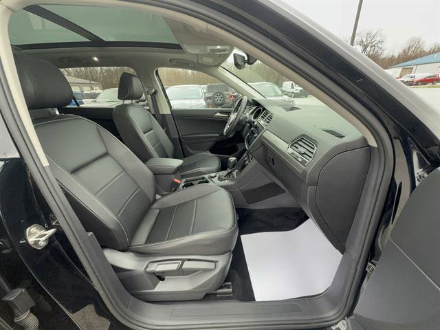 Used 2021 Volkswagen Tiguan SE w/ Panoramic Sunroof Package image 27