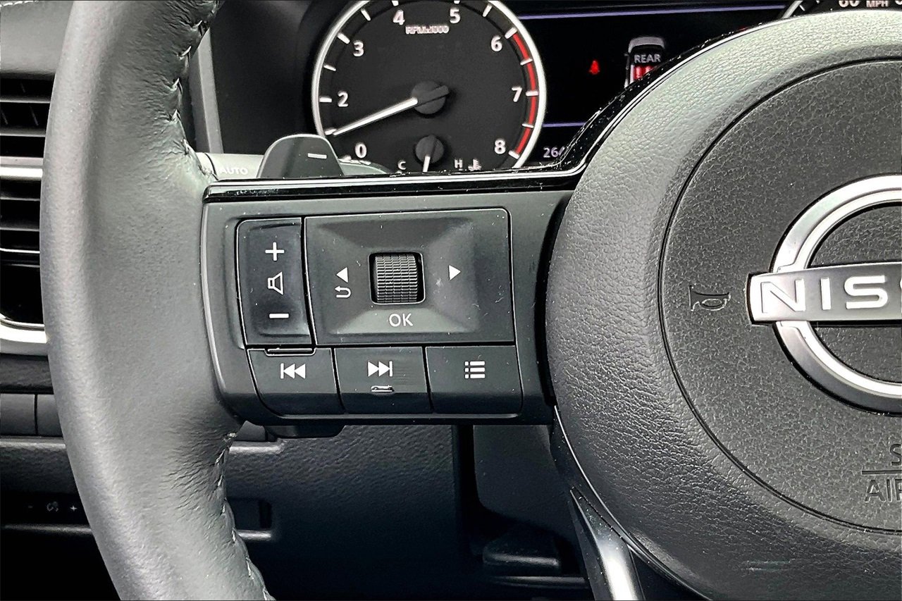 Used 2023 Nissan Rogue SL w/ SL Premium Package image 11