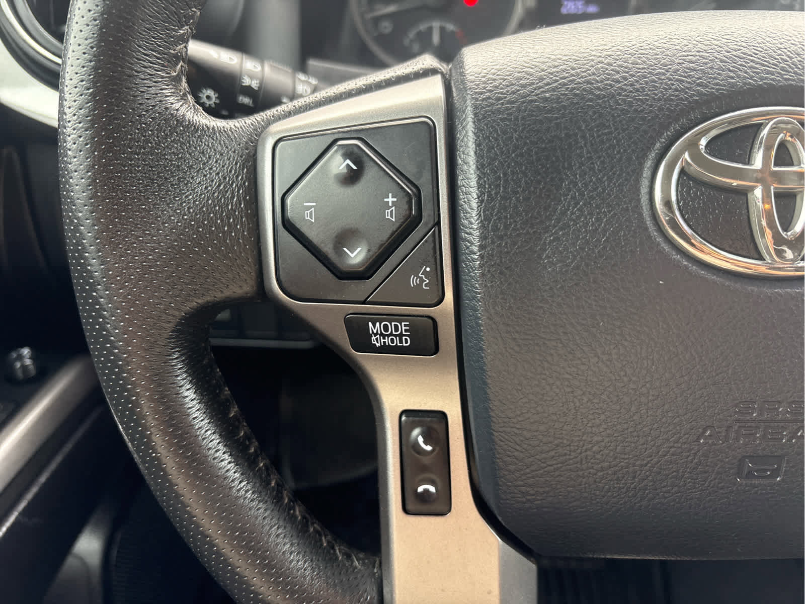 Used 2020 Toyota Tacoma SR5 AWD/4WD image 24