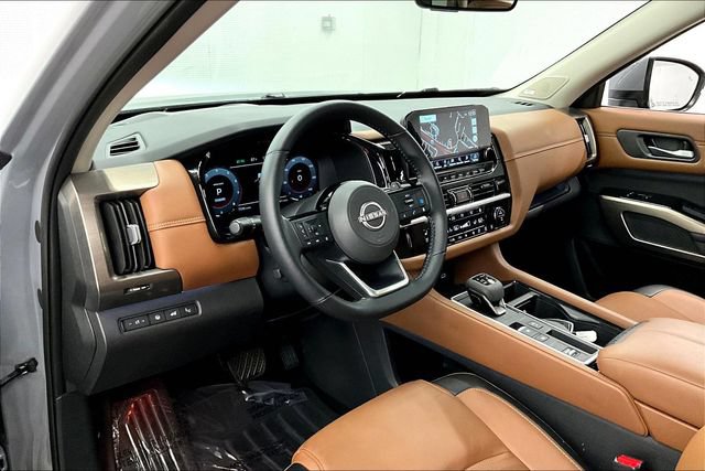 Used 2025 Nissan Pathfinder Platinum w/ Cargo Package FWD image 17