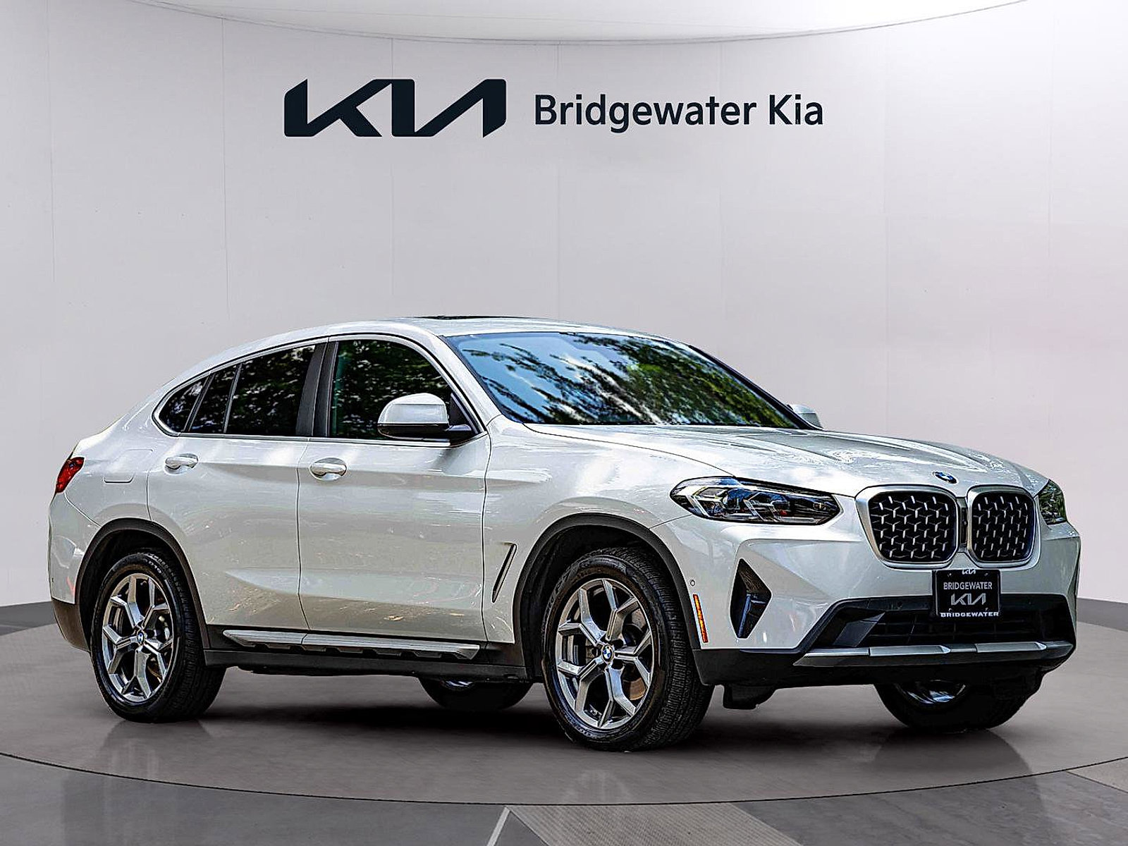 Used 2024 BMW X4 xDrive30i w/ Parking Assistance Package AWD/4WD image 2